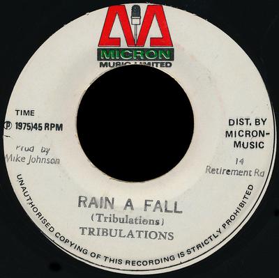 7-дюймовая пластинка TRIBULATIONS - Rain A Fall NONE Micron Music Li 1975 Ямайка Регги, Ска и Даб Б/У