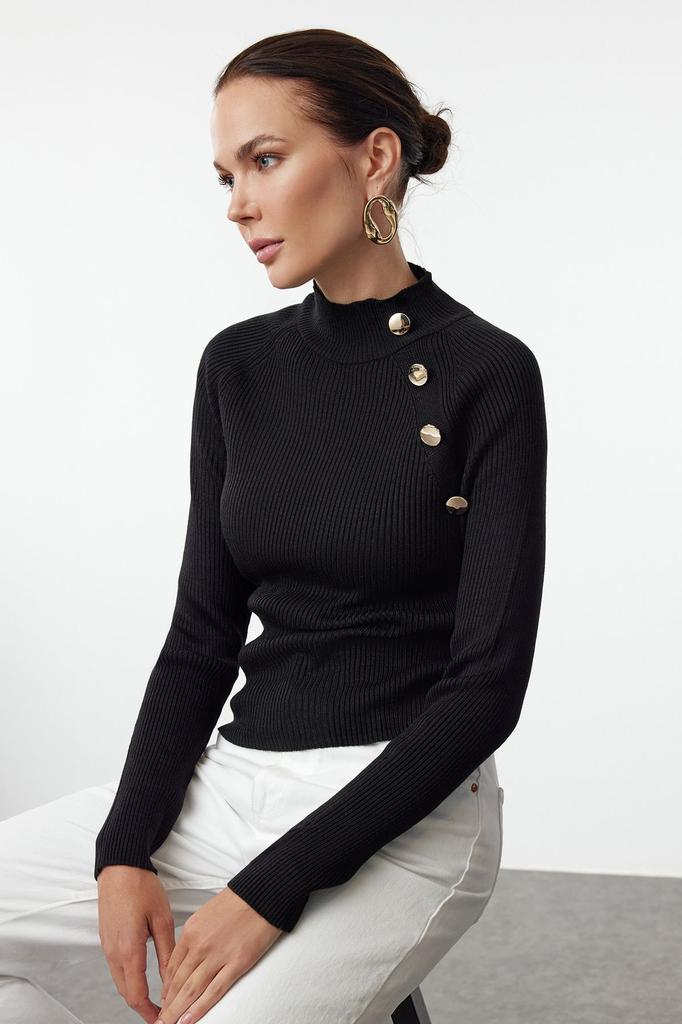 Женский свитер в элегантном стиле с зеленой пуговицей и детальным тонким трикотажным свитером