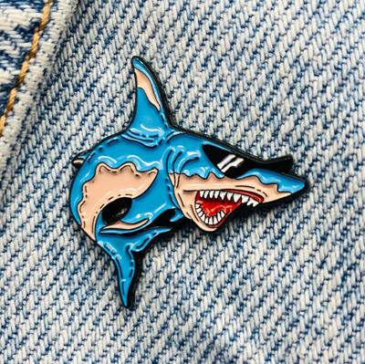 Новая эмалированная булавка в виде акулы с солнцезащитными очками, морское животное, металлическая булавка, подарок на день рождения, 1 шт.
