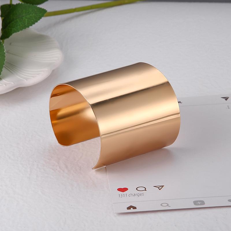 Модный браслет из преувеличенного золотого глянцевого металла - европейский и американский стиль, универсальный широкий ювелирный аксессуар