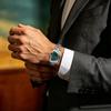 Треугольные часы с браслетом из нержавеющей стали, люминесцентным аналоговым кварцевым механизмом, водозащитой 3 АТМ и календарем даты. Разработаны для хорошей видимости и долговечности.