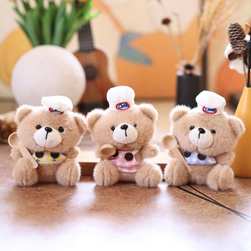 Плюшевый медведь-повар, кулон, в клетчатой одежде и с ложкой в лапе