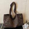 Нишевая модная сумка через плечо с леопардовым принтом большой вместимости, женская осенняя новинка, простая персонализированная сумка-тоут