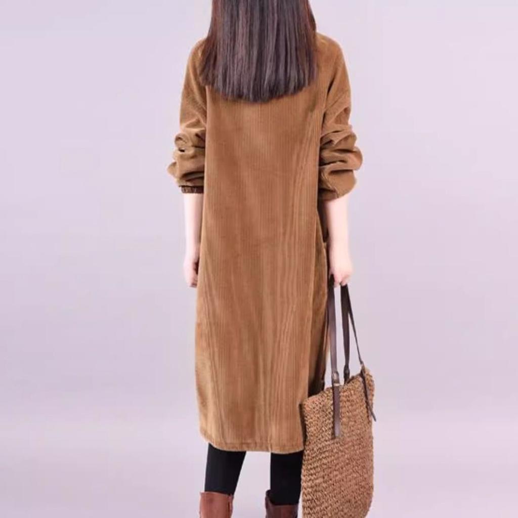 Женское вельветовое утепленное платье с воротником и карманами