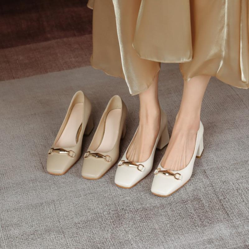 Новая модная женская обувь на плоской подошве, резиновая мягкая подошва, большой размер, квадратный каблук, удобный средний каблук, однотонная, на один педаль, всесезонная