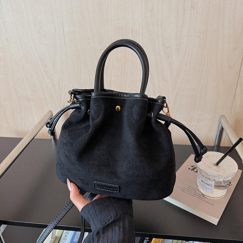 Замшевая сумка женская осень и зима 2025 новая повседневная матовая ретро сумка-мессенджер через плечо премиальная сумка-ведро