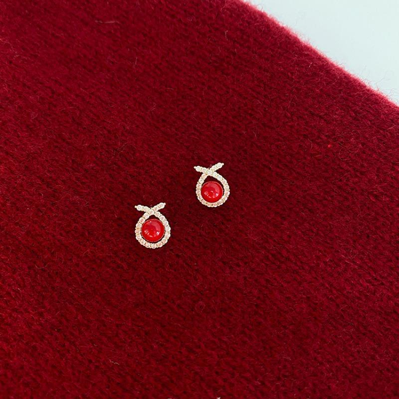 Серьги-гвоздики из серебра S925 с красной бусиной и стразами - Корейский стиль, простая индивидуальность, идеальный подарок на Новый год, нишевое украшение для ушей.