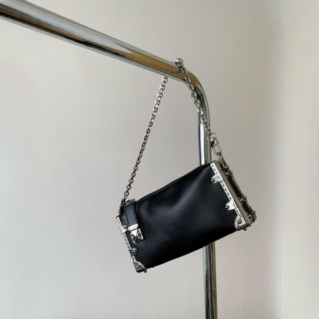 Сумка-коробка из мягкой коровьей кожи Dark Element, черная с серебристым замком, универсальная, трендовая, для通勤, на плечо, женская