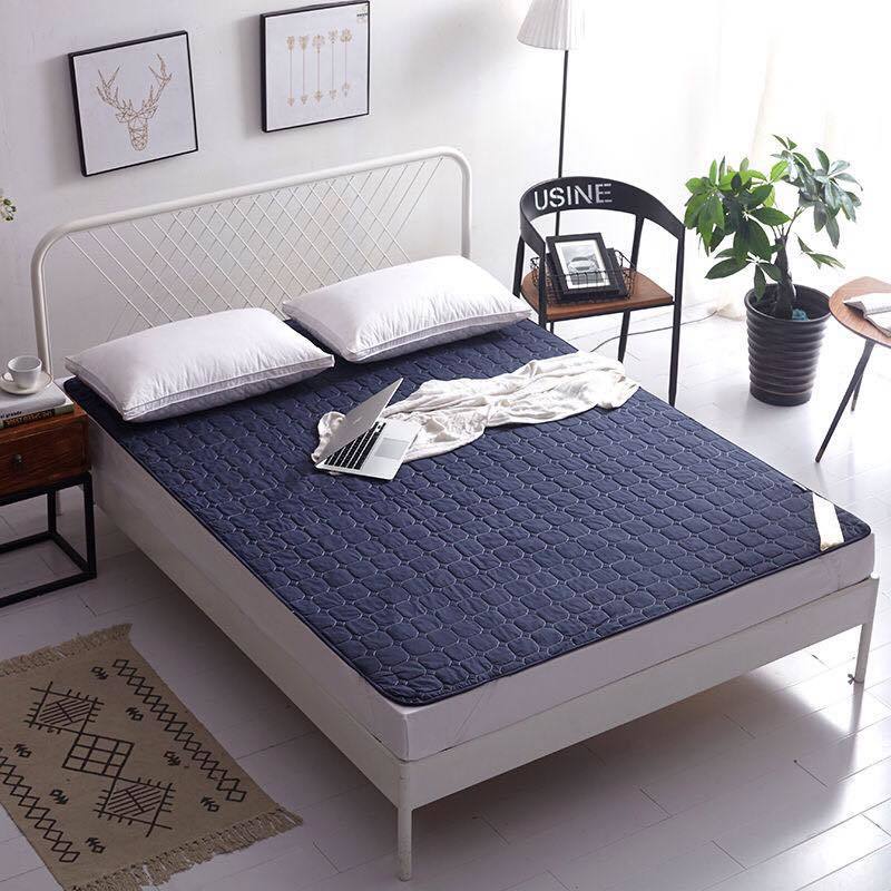 Простыни Four Seasons, двойные матрасы размера «queen-size», нескользящие защитные накладки, которые можно стирать в машине.