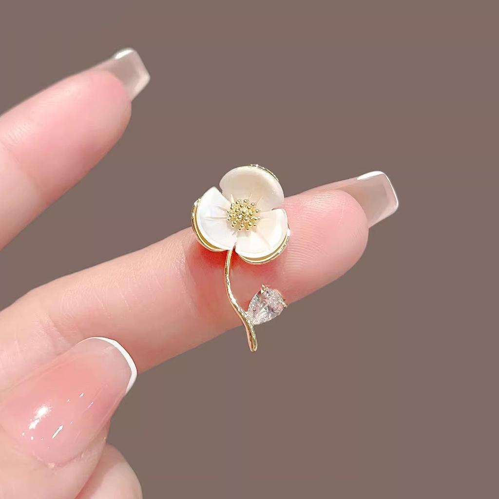 The Shell Camellia Is Simple, Small and Exquisite. It Is A Court Cheongsam Accessory, Brooch, Brooch Pin and Anti-exposure Clasp