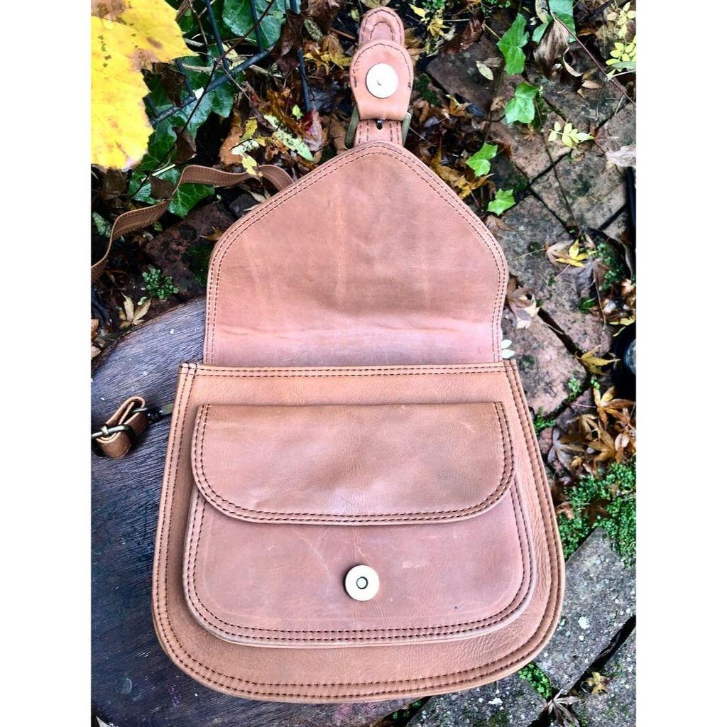 Маленькая седельная сумка, сумка через плечо из кожи буйвола, седельная сумка в стиле ретро, сумочка через плечо, изготовленная с соблюдением этических норм, традиционная коричневая кожаная сумка, отвечающая принципам справедливой торговли.