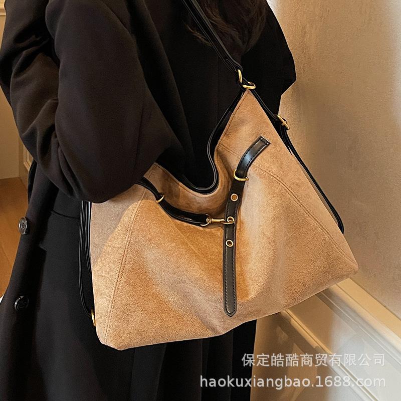 Женская сумка-тоут 2025 новая большая вместительная сумка-рюкзак для поездок в стиле ретро, повседневная уличная трендовая на плечо, дорожный рюкзак