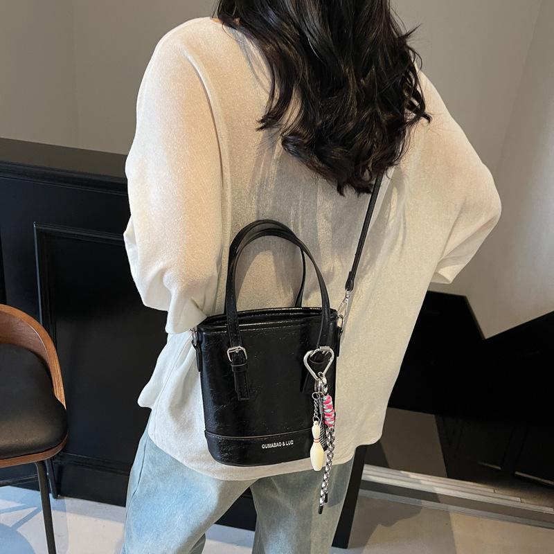 Autumn and Winter Niche Design Bag Women's 2025 New Trendy and Popular Versatile Messenger Bag Casual Commuter Portable Bucket Bag