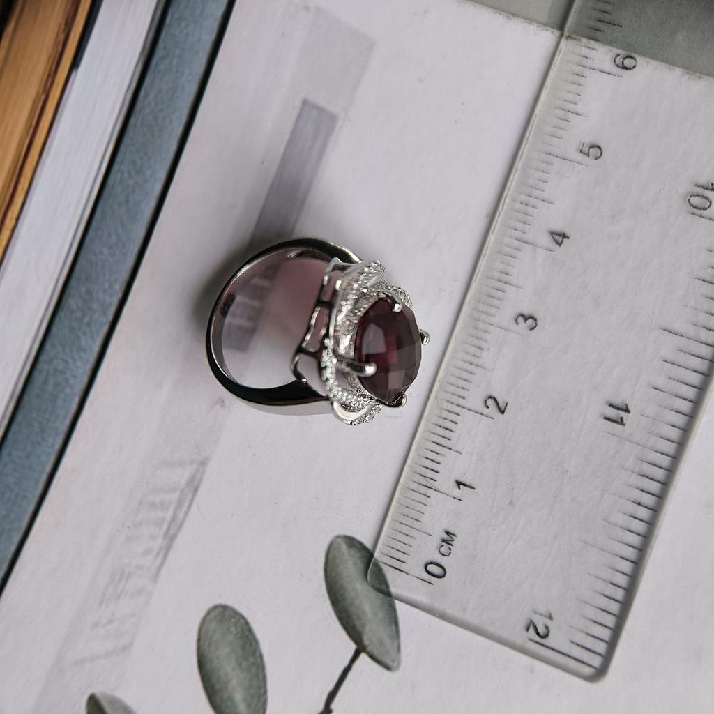 Серебряное кольцо с искусственным гранатом nano 4.925ct, фианитами, вес изделия 5,21 гр (60002303)