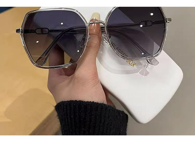 Женские модные солнцезащитные очки 2024 года на лето с большой оправой и защитой от УФ-лучей