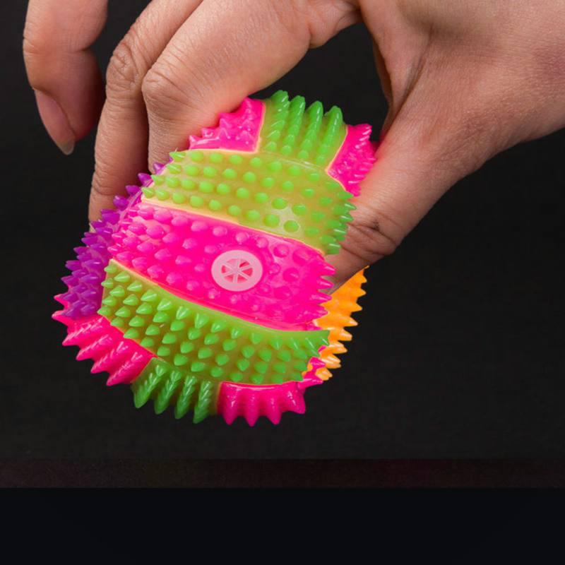 Pet Products Elastic Flash Light Squeaky Spike Ball Pet Dog Cat Molar Plastic Entertained Toy