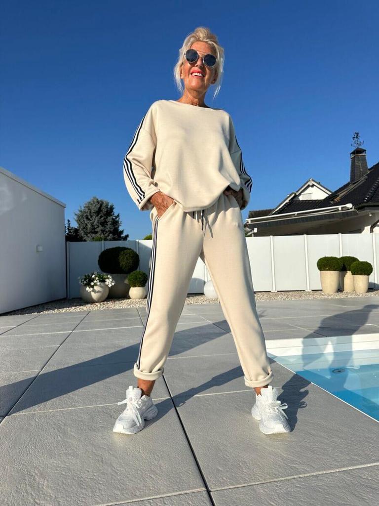 Женский комплект из однотонного трикотажного лонгслива с круглым вырезом и длинных брюк, с плетеными вставками. Осень/Зима 2025