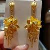 Серьги с кисточками «Золотой Лотос»: Элегантные серьги-гвоздики «Цветущая Луна» для свадьбы