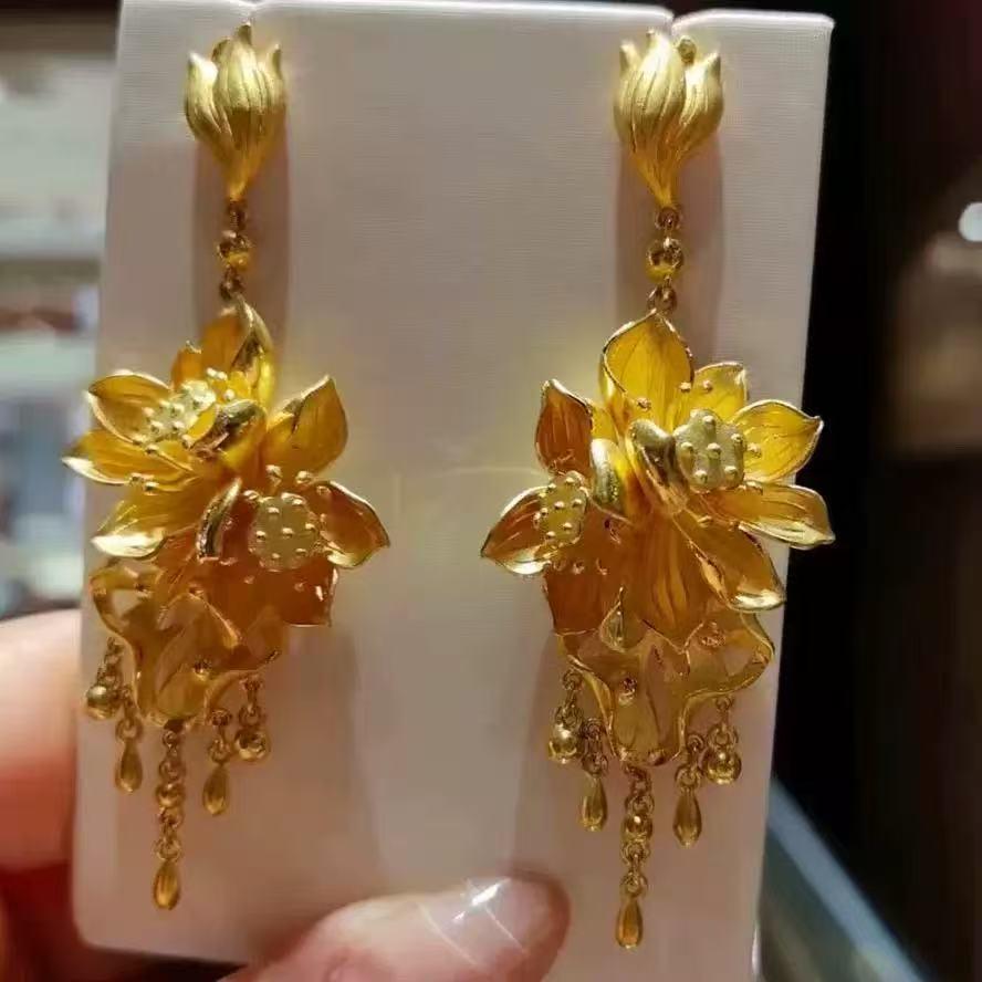 Серьги с кисточками «Золотой Лотос»: Элегантные серьги-гвоздики «Цветущая Луна» для свадьбы