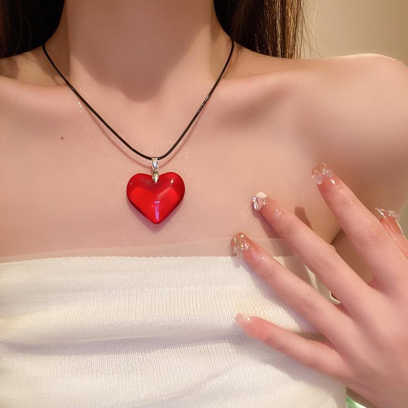 Red Glass Love Pendant Necklace - Stylish, Simple, and Versatile Clavicle Jewelry for Women.