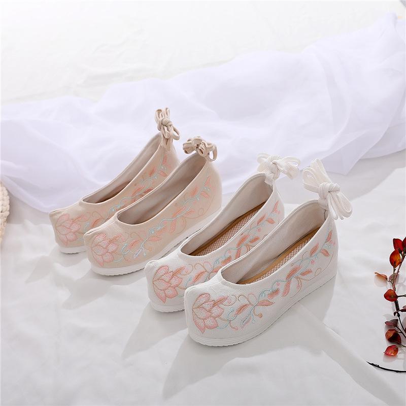 Весной и осенью Melaleuca старинные вышитые женские туфли приобретают деформированную голову Джокера в стиле ретро.