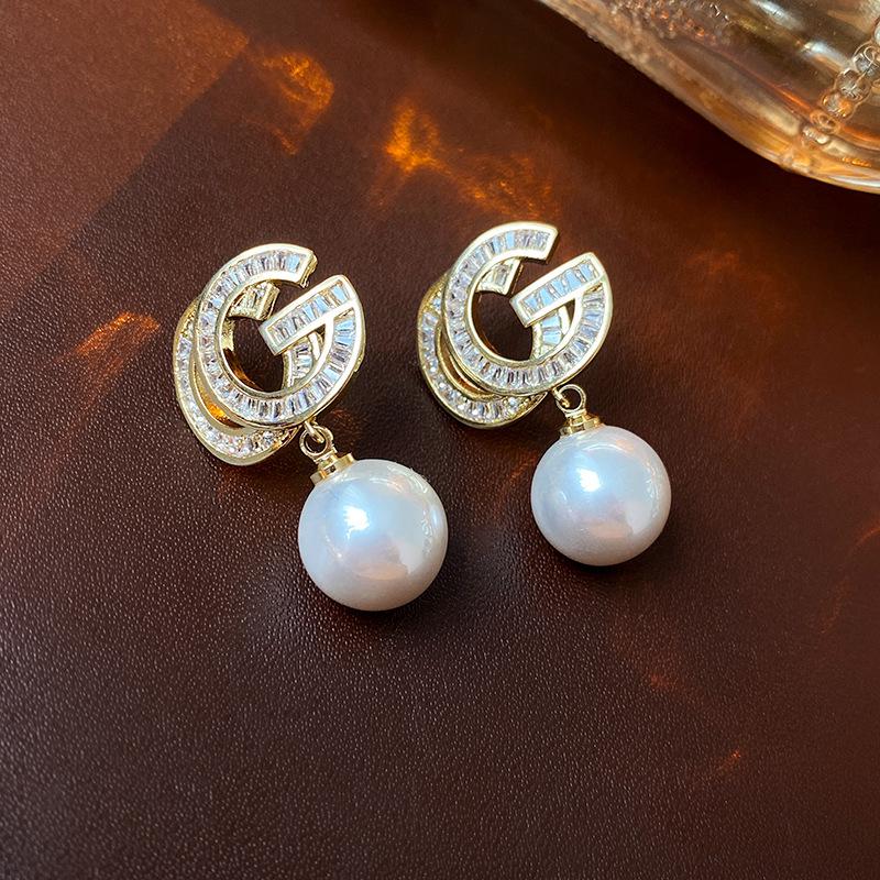 Циркониевые золотые серьги-каффы с буквой D: Женские серьги-пусеты класса люкс с универсальным нишевым дизайном.