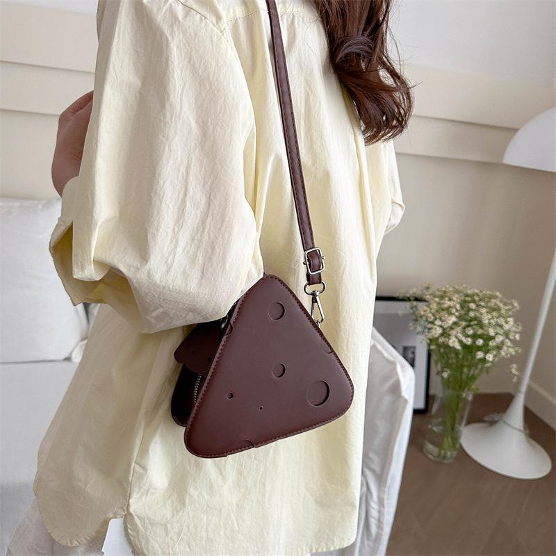 Niche design 2024 новый модный милый мини-треугольный мешок с дырочками для сыра, помада, наушники, сумка-мессенджер для сменной сумки