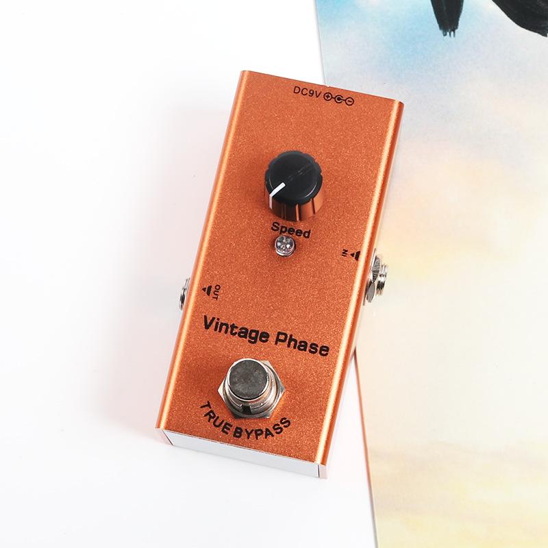 Компактная педаль эффектов для электрогитары: 10 эффектов, включая эквалайзер, дисторшн, овердрайв, фузз, хорус, симуляцию и задержку.