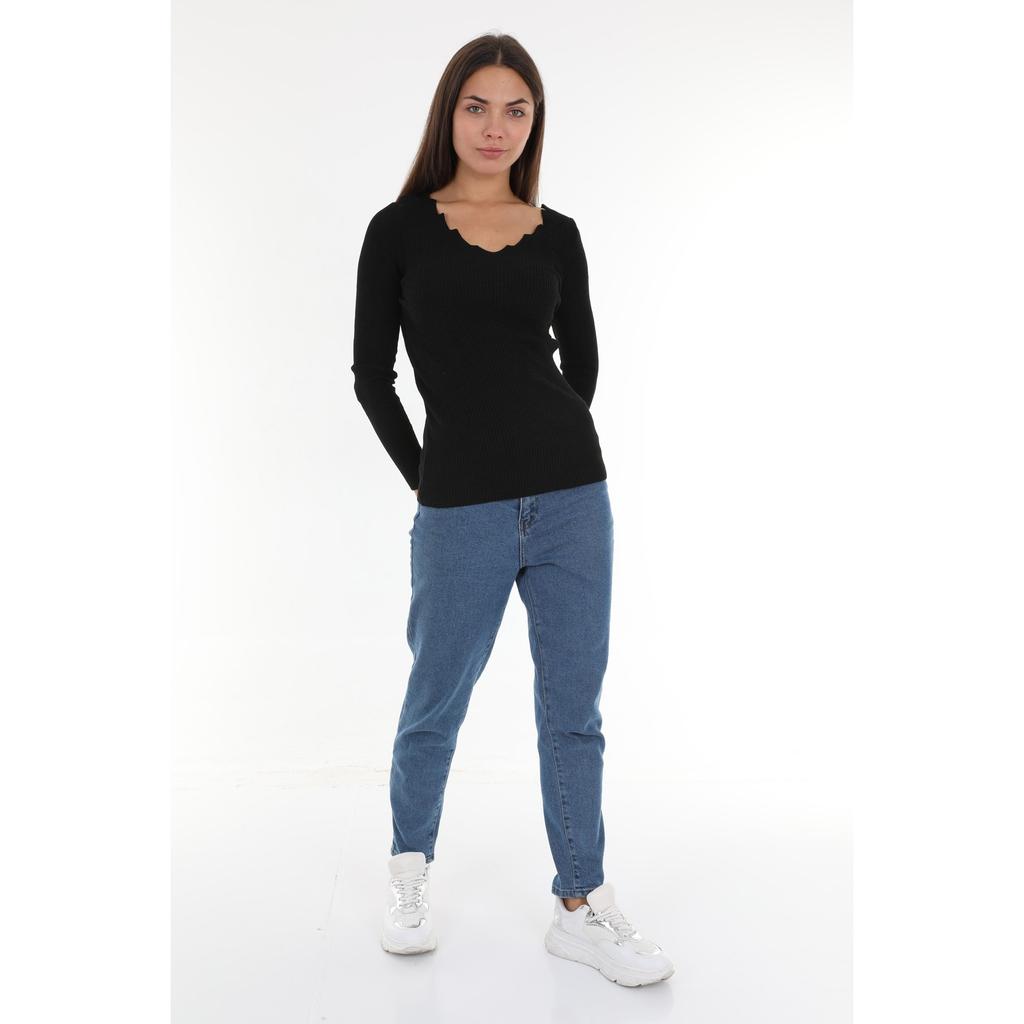 Трикотажная блузка стандартного размера с воротником-лестницей