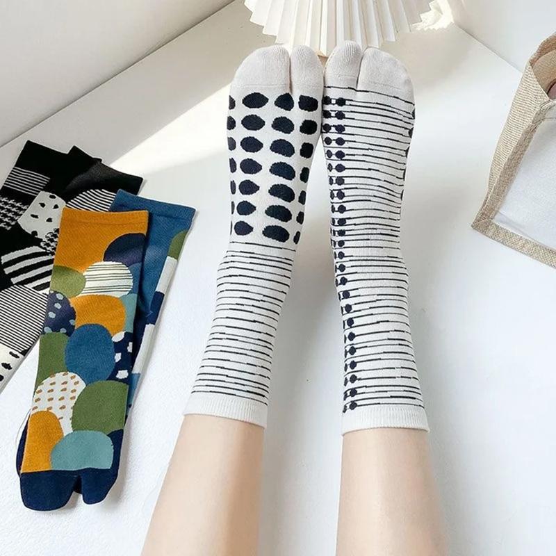 Женские разноцветные жаккардовые носки с двумя пальцами из гребенного хлопка, мягкие дышащие носки с раздельными пальцами, забавные шикарные носки таби с растениями, леопардовым принтом и полосками