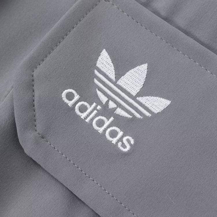 adidas Оригинальные брюки-карго с логотипом, средней посадки, длинные, дышащие, спортивные рабочие брюки для мужчин светло-серого цвета JG3952