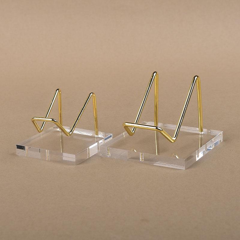 Необработанный кристалл нефрита с акриловой основой на железной художественной стойке