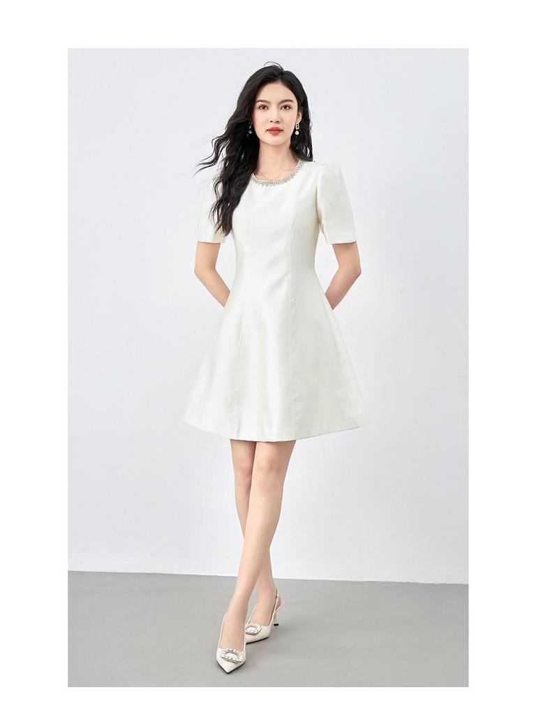 Платье-мини с шипами и бриллиантами, приталенное, для светской львицы