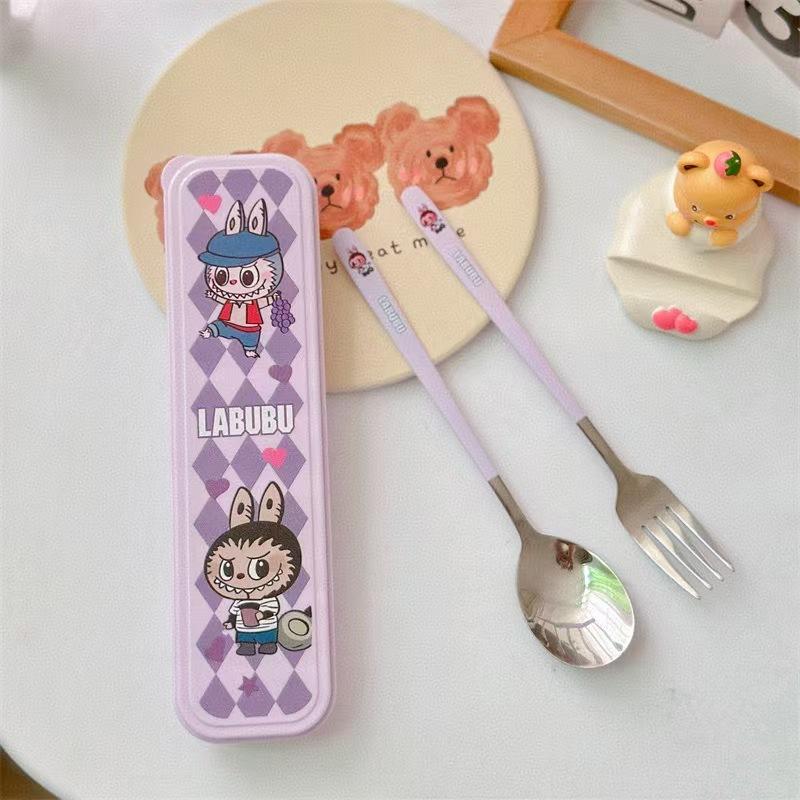 Набор портативной посуды Labubu из двух предметов, мультяшные вилка и ложка из нержавеющей стали, коробка для хранения, студенческий портативный набор столовой посуды