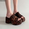 Женские черные босоножки на танкетке с леопардовым принтом Уличный стиль Платформа Шлепанцы Мулы на высоком каблуке Без застежки Летняя модная обувь