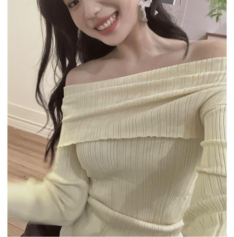 Французский трикотажный свитер на одно плечо с разрезом 2024: Женский весенний топ с длинным рукавом, облегающий фигуру, с неровным низом
