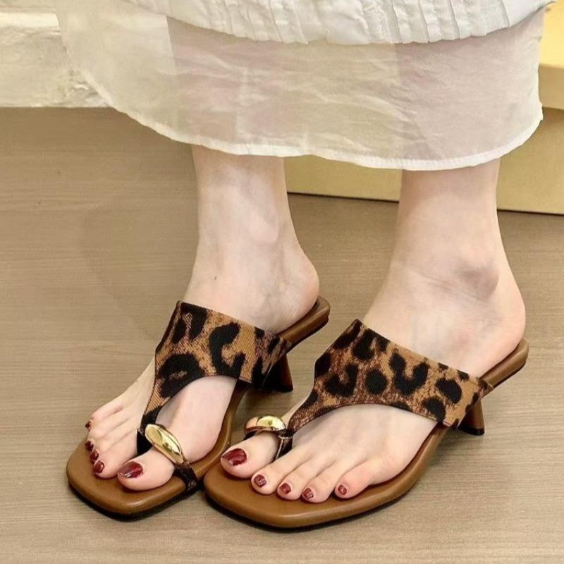 Шлепанцы Spice Girl в стиле ретро с квадратным носком, Летние женские шлепанцы на толстом каблуке с металлической пряжкой на одно плечо, Новый стиль 2025