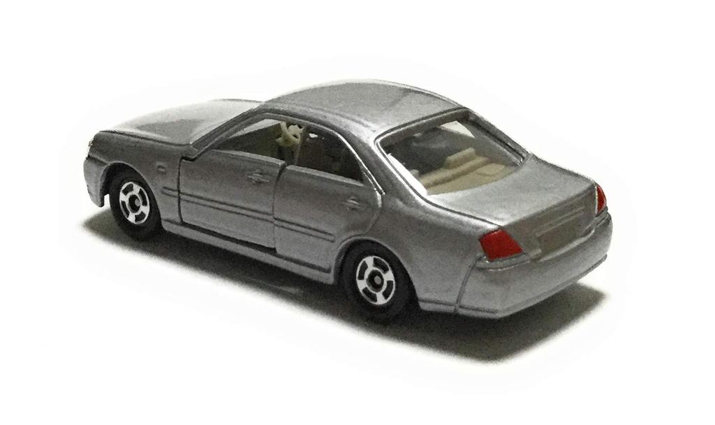 Tomica 87 Nissan Cedric Silver 1/63