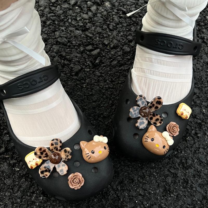 Милые Коричневые Брелоки для Обуви Hello Kitty Дизайн с Леопардовым Цветком Розой Тостом Для Кроксов Сандалий Повседневной Носки