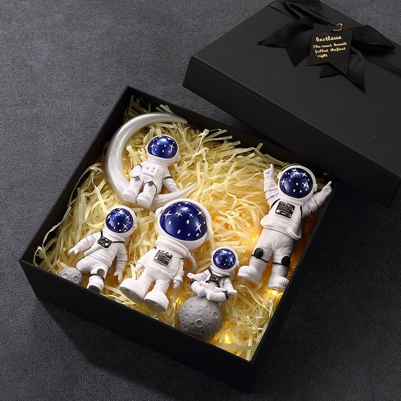 Маленькая смоляная фигурка космонавта - Идеально для домашнего декора, подарка на День святого Валентина или день рождения