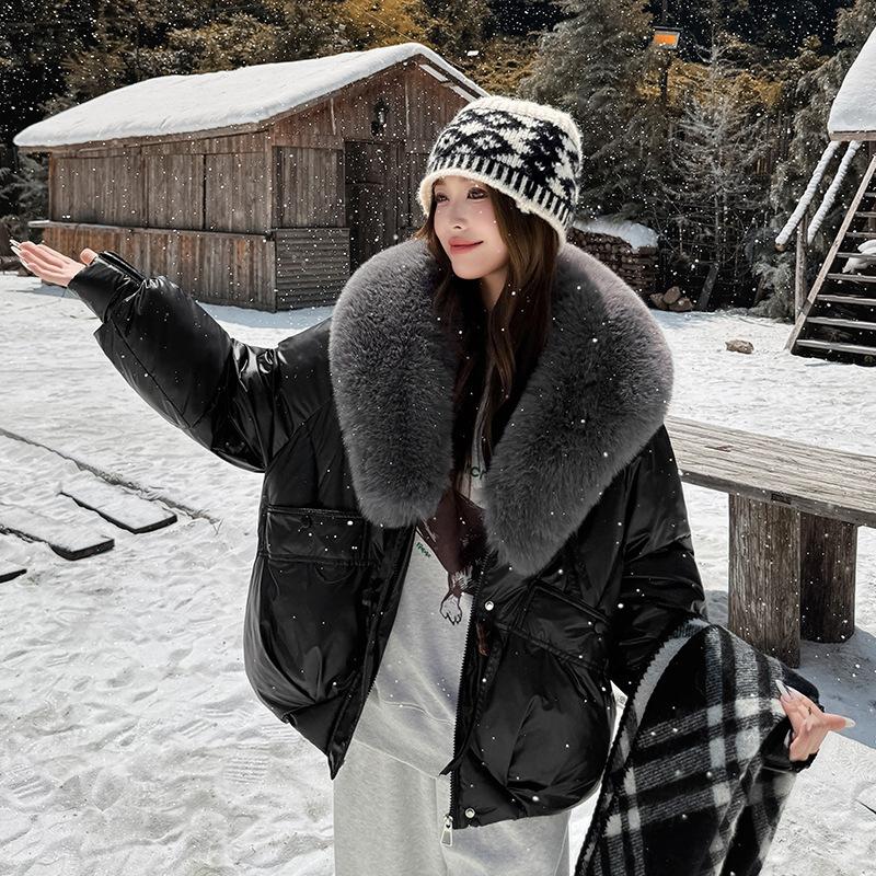 Женская короткая теплая зимняя куртка с большим меховым воротником и рукавами реглан
