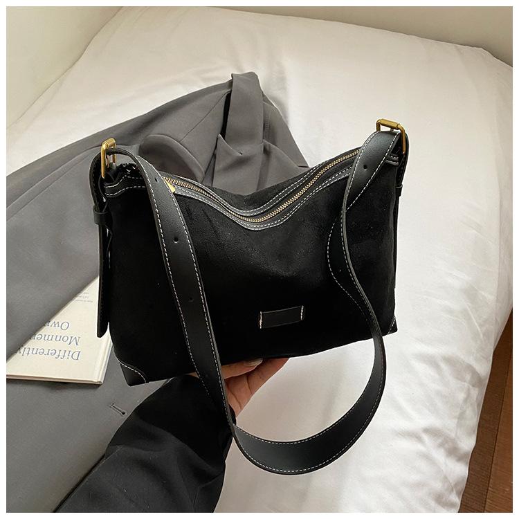 Европейская и американская портативная большая сумка большой вместимости, замшевая сумка-мессенджер на плечо, женская новая ретро-универсальная сумка под мышкой для通勤