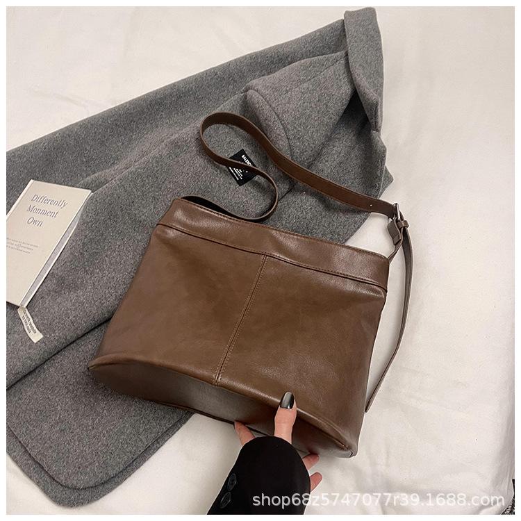 Simple and large-capacity commuter tote bag women's 2025 new autumn and winter retro Maillard shoulder messenger bag
