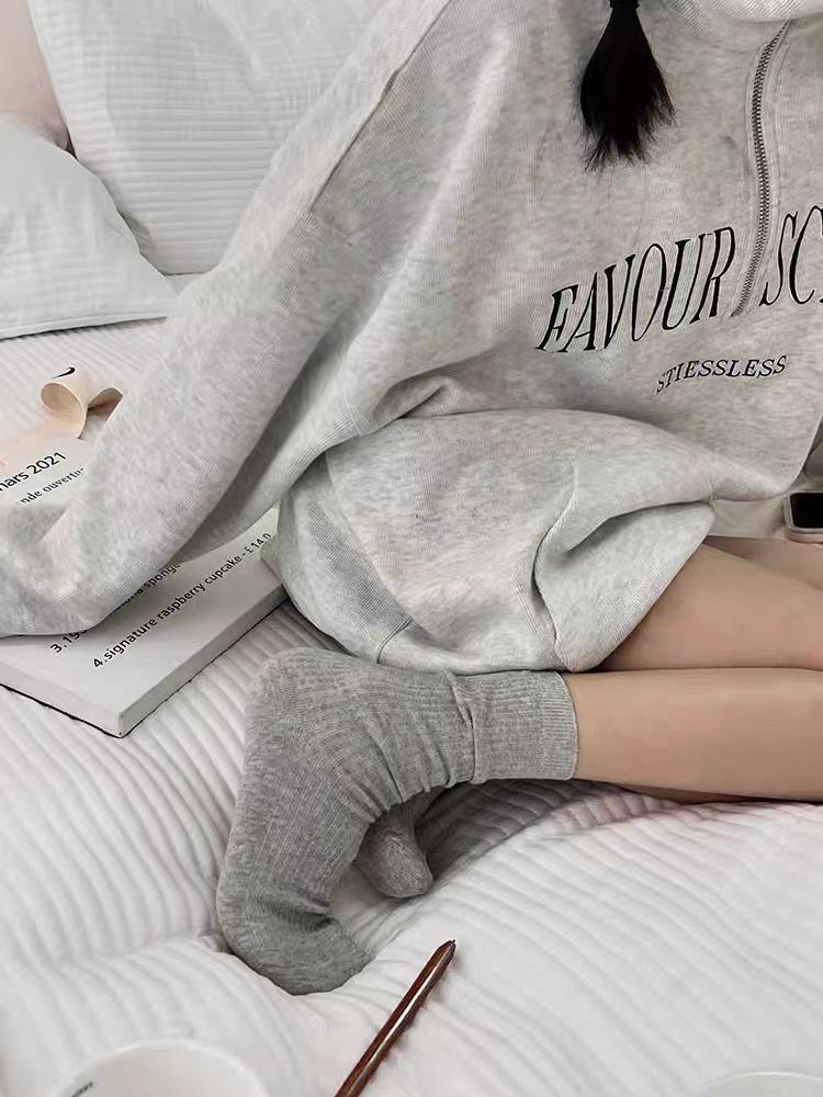 Женские темно-серые носки простые базовые вертикальные полоски хлопковые носки средней длины сложенные тонкие