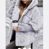 Женское светло-серое стеганое зимнее пальто с капюшоном, отделкой из искусственного меха и деталями рукавов в рубчик