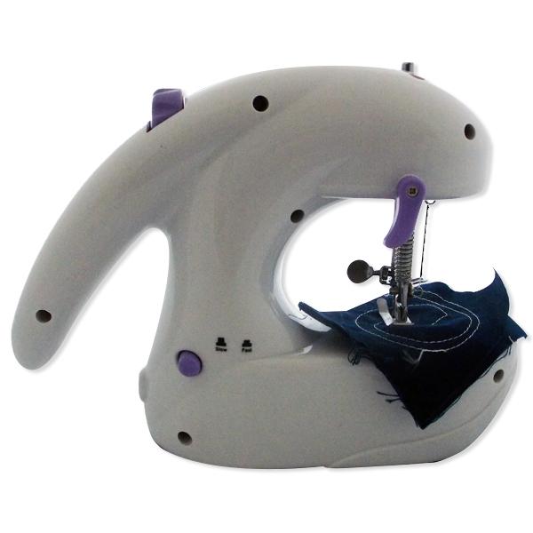 Маленькая дорожная швейная машинка