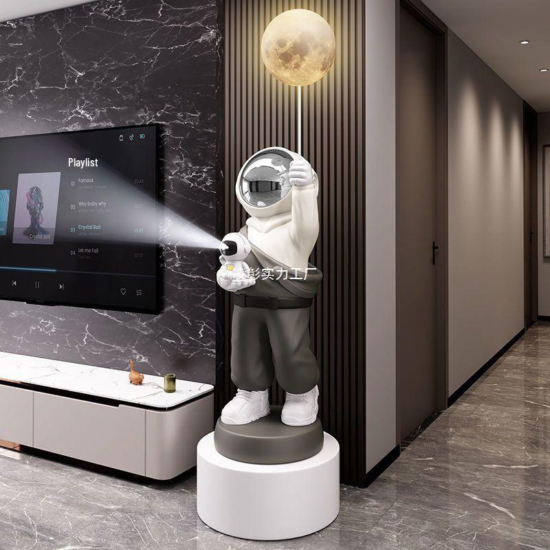 Большая фигурка космонавта с подсветкой «Звездное небо» – напольное украшение для гостиной или ТВ-тумбы, идеальный подарок на новоселье.