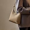 Миссис. Qiao 2025 Новая сумка Сумка на одно плечо Женская сумка-тоут Для ежедневных поездок Универсальная Натуральная кожа Женская сумка