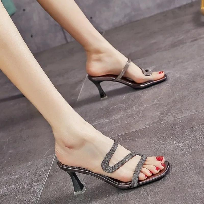 Весенние новые стильные шлепанцы со стразами на среднем каблуке, модные шлепанцы на высоком каблуке, верхняя одежда на шпильке, женские тапочки