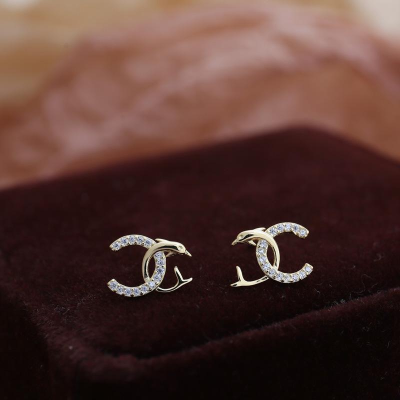 Маленькие ароматные серьги в форме буквы C с бриллиантами. Модные и универсальные серьги в виде дельфинов. Незаменимые серьги для поездок на работу.